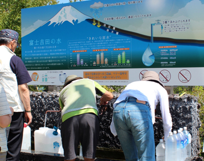 富士山の湧水汲み場